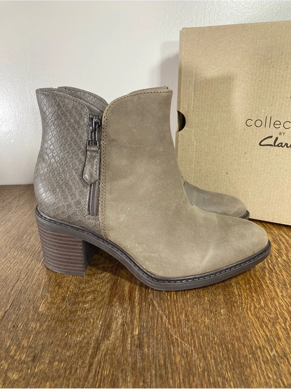 NWB Clarks Scene Zip Ankle Boot Women’s Size 6.5M Dk Taupe